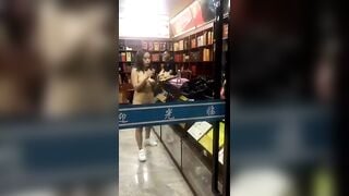 Em gái public show đi siêu thị mua hàng