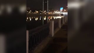 Em gái đi chơi bị người lạ hiếp dâm tại phố đi bộ