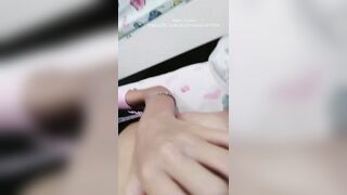 Thằng em trai đang nằm ngủ mà con chị nứng lồn cũng thủ dâm được