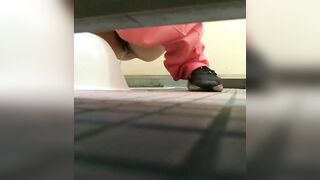 Thanh niên quay lén bạn cùng lớp đi WC