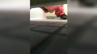 Thanh niên quay lén bạn cùng lớp đi WC