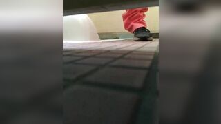 Thanh niên quay lén bạn cùng lớp đi WC