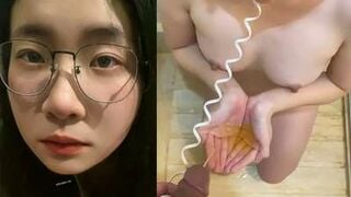 Em Đeo Kính Bdsm Uống Cạn Nước Đái Của Anh Người Yêu