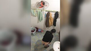 Em hàng xóm tắm 8