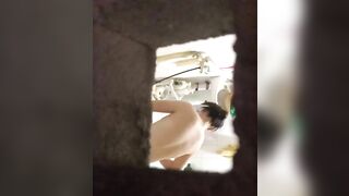 Chị hàng xóm tắm 4