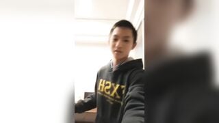 Nhà có cô em gái dễ thương này không thịt thì phí