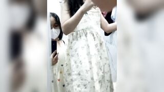 Hai em gái đi chơi nứng lồn nên vô phòng thay đồ thủ dâm cho nhau