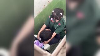 Học sinh chịch nhau trong nhà vệ sinh