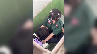Học sinh chịch nhau trong nhà vệ sinh