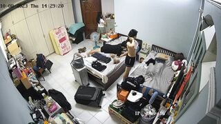 Hack cam quay lén gia đình