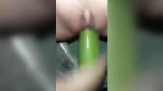 Có cọ cặc nào to hơn quả dưa này ko, nhét vào giúp eee