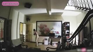 Hack cam em gái kính cận vú to thả rông trong nhà