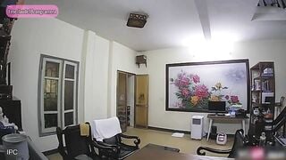 Hack cam em gái kính cận vú to thả rông trong nhà