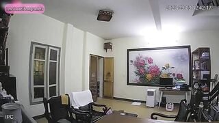 Hack cam em gái kính cận vú to thả rông trong nhà