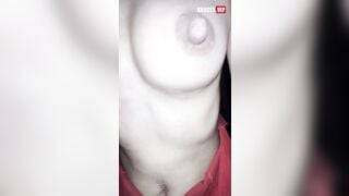 E hot le to bị chơi bắn nước