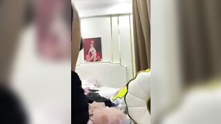 Gái xinh live stream lộ hàng khi bán hàng online