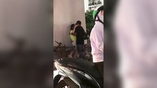Cặp đôi nứng dắt nhau chịch dưới chân cầu