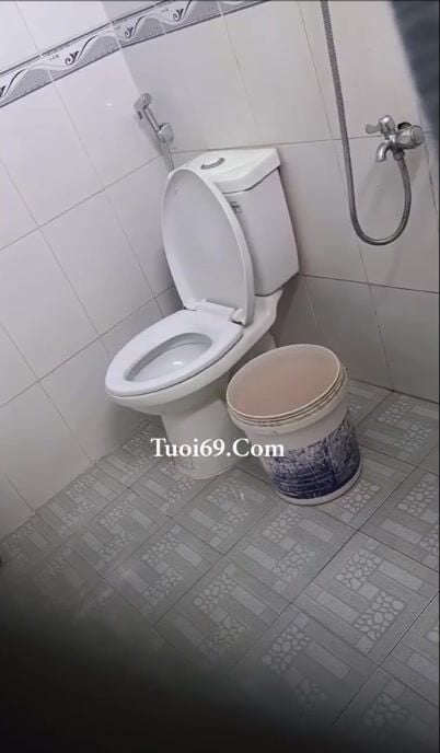 Em gái di tolet