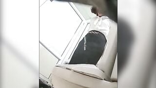 Chi gái ngân hang đi đái