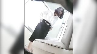 Chi gái ngân hang đi đái