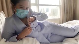 Năn nỉ em y tá cho xem vú