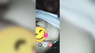 Lén gọi điện cho người yêu show hàng trốn trong phòng tối