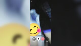 Lén gọi điện cho người yêu show hàng trốn trong phòng tối