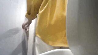Clip Quay lén nhà vệ sinh wc