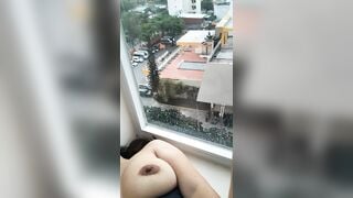 Chị kêu mở cửa cho chị canh chồng về