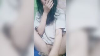 Em học sinh lồn chưa lông nứng quá nhà có gì thủ dâm bằng cái đó