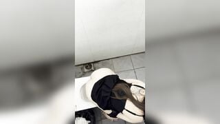 Quay lén gái xinh đái ở quán karaoke