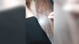 Chó ngoan liếm chân cô, cô buộc buồi hành sướng