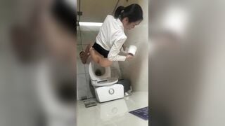 Tác nghiệp nhà vệ sinh 10