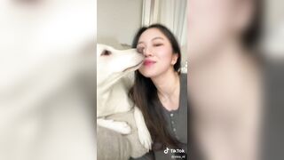 Chó liếm môi gái