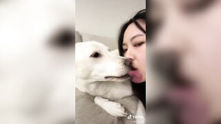 Chó liếm môi gái