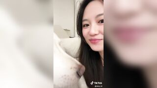 Chó liếm môi gái