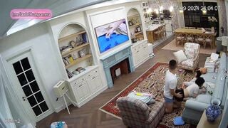Hack cam vợ chồng đại gia chồng tranh thủ địt vợ khi con đang mê xem tv