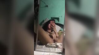 Em gái nứng lồn thủ dâm trước gương