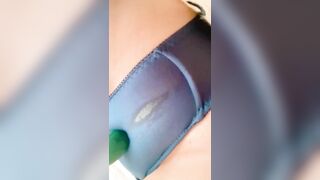 thủ dâm ướt dính lên quần lót