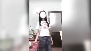 Đang nhảy thì em nó show lol