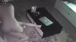 Văn Mai Hương Đụ với bạn trai tại nhà