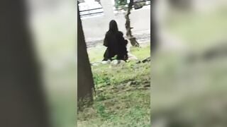 Đôi Trai Gái Địt Nhau Ở Công Viên Đông Người Qua Lại