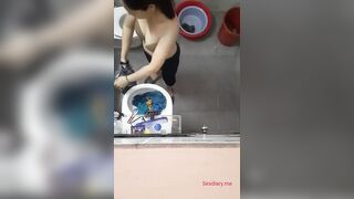 Quay lén tắm bị phát hiện