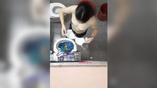Quay lén tắm bị phát hiện