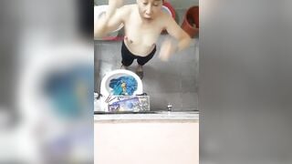 Quay lén tắm bị phát hiện