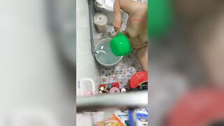 Quay lén mẹ vợ tắm