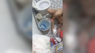 Quay lén mẹ vợ tắm
