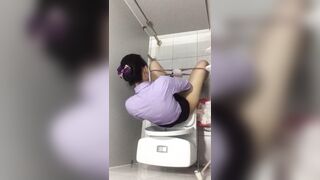 Quay lén nhà wc P11, đky kênh ib tui cho xem cơ thể nhó