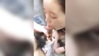 Clip: Xả đồ trong toilet. Đang phê thì em đòi bú cặc.