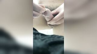 Thủ dâm nhét ớt vào lỗ đái sướng xuất tinh